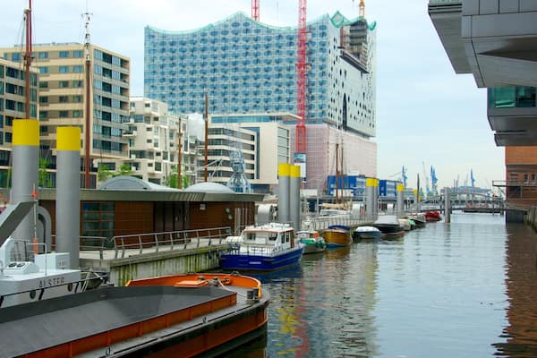 Hamburg welches beinhaltet Stadt, Marina und Fluss oder Bach