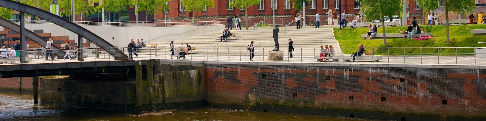 Hamburg which includes a bridge and a city