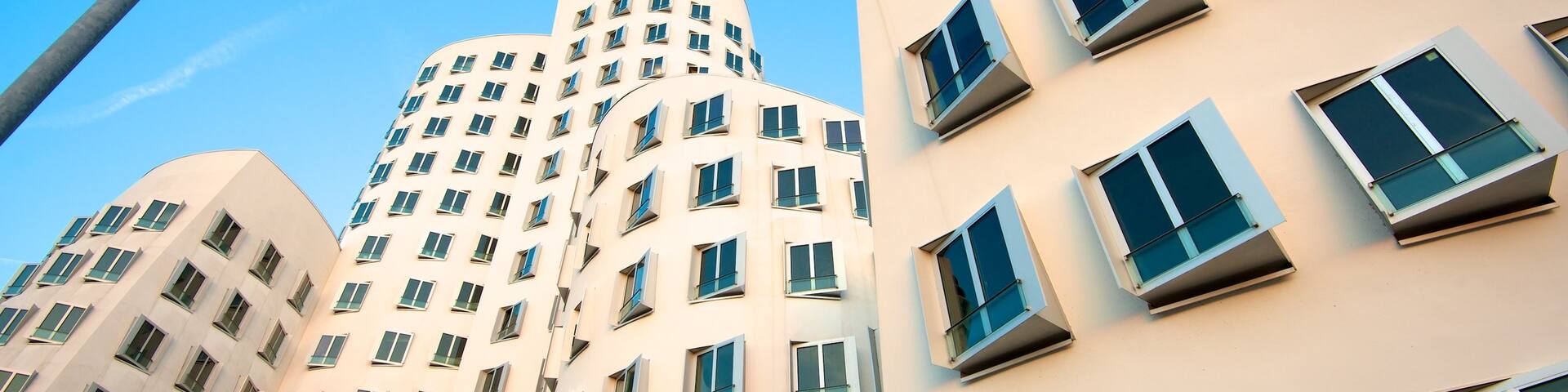 Der Neue Zollhoff which includes modern architecture