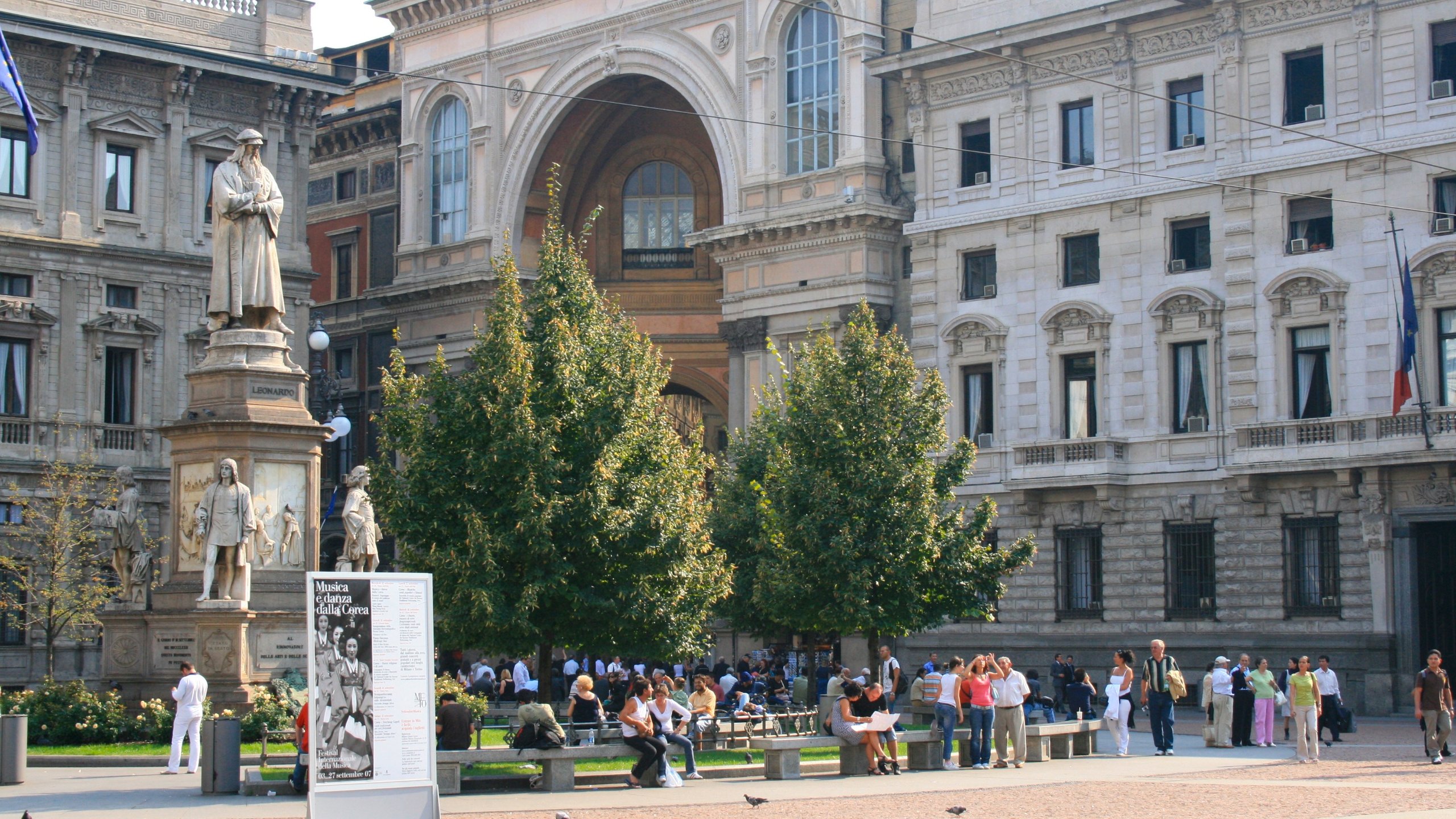 Teatro alla Scala featuring a monument, a statue or sculpture and heritage architecture