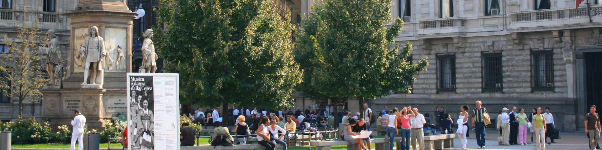 Teatro alla Scala showing a square or plaza, heritage architecture and a statue or sculpture