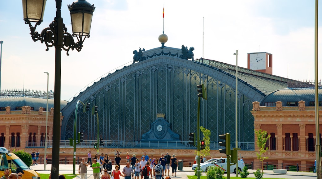 Madrid mit einem historische Architektur und Eisenbahnbetrieb