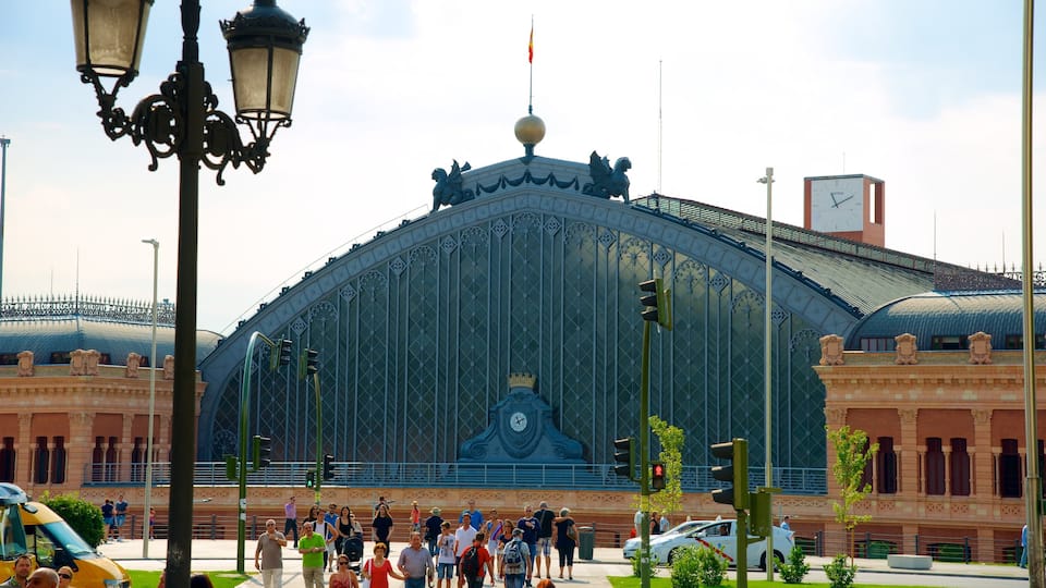 Madrid cho thấy đường sắt và kiến trúc di sản