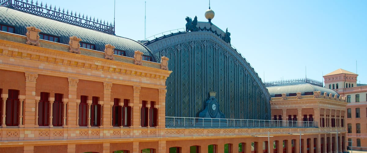 Madrid ofreciendo elementos ferroviarios y arquitectura patrimonial