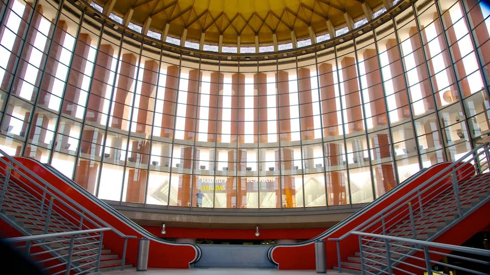 Madrid trong đó bao gồm kiến trúc di sản, đường sắt và cảnh nội thất