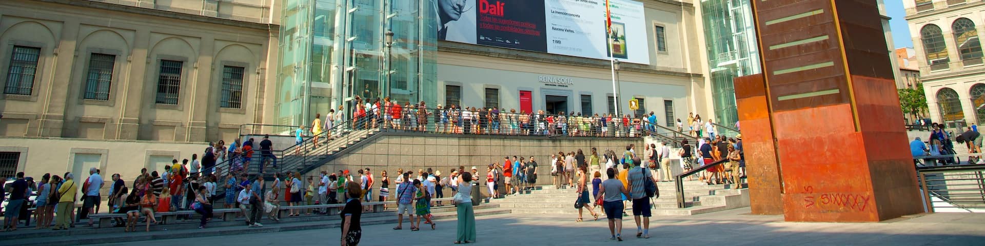 Museo Reina Sofía ofreciendo arquitectura moderna y un parque o plaza y también un gran grupo de personas