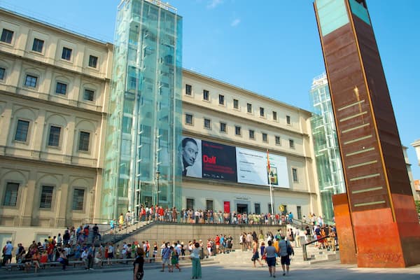 Musée Reina Sofia montrant architecture moderne et square ou place aussi bien que important groupe de personnes