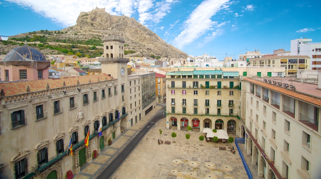 Alicante rådhus fasiliteter samt historisk arkitektur, torg eller plass og by