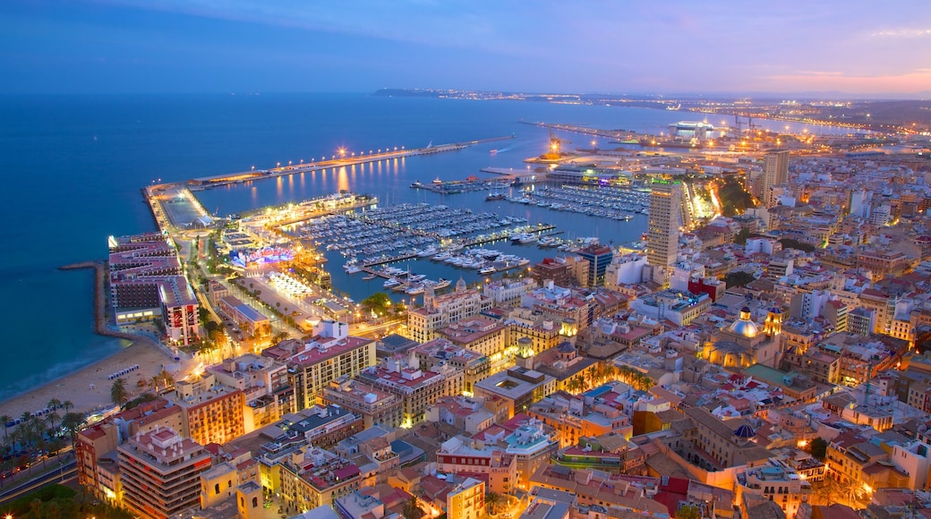 Castillo de Santa Bárbara que incluye una ciudad, vistas generales de la costa y escenas nocturnas