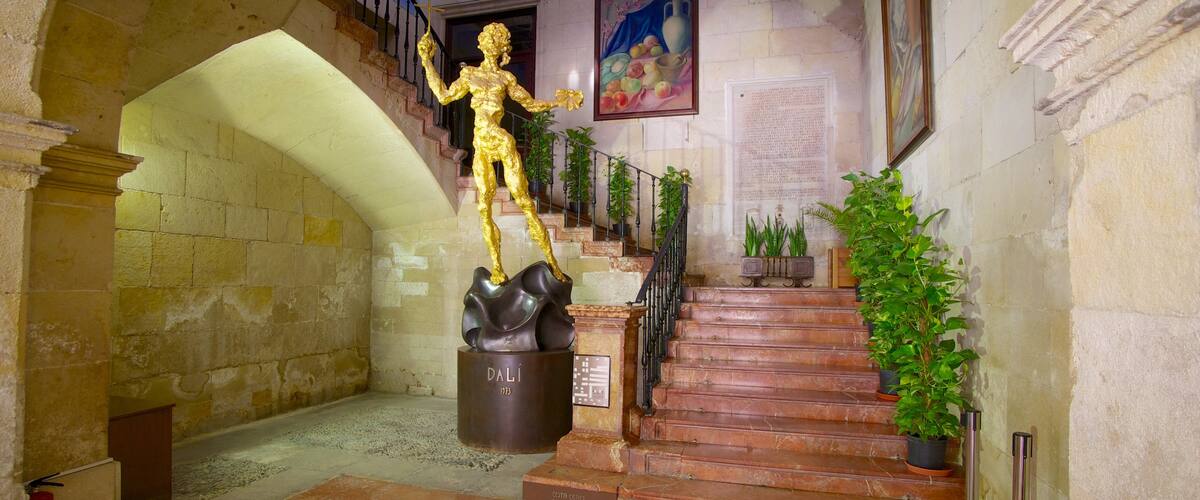 Ayuntamiento de Alicante ofreciendo vistas de interior, una estatua o escultura y arte