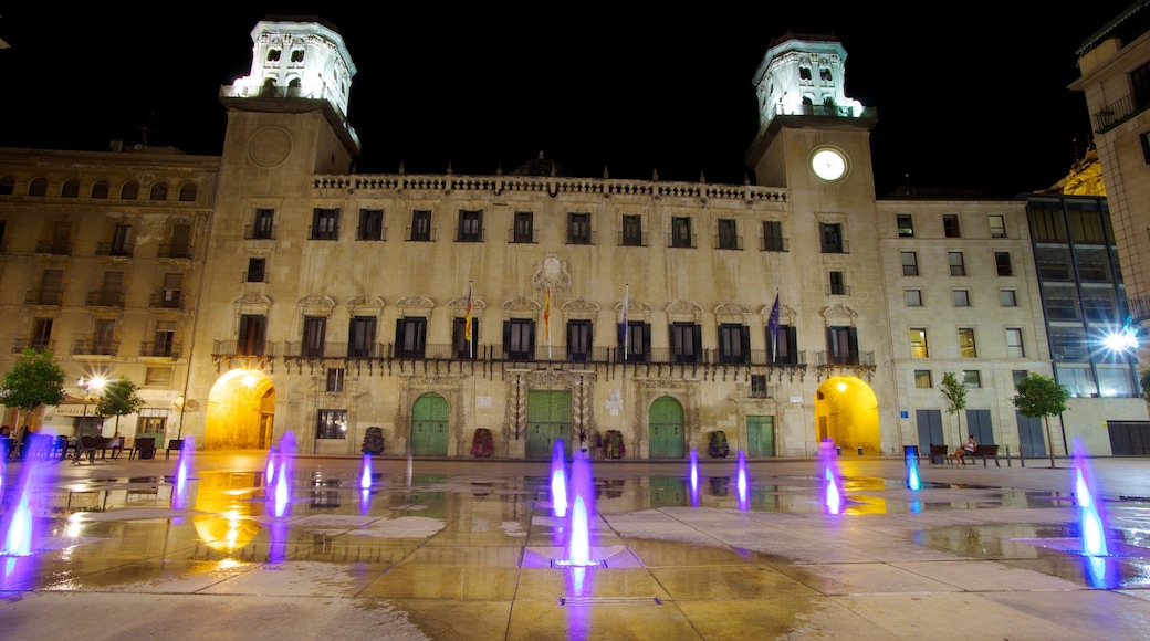 Ayuntamiento de Alicante ofreciendo un edificio administrativo, una plaza y escenas de noche