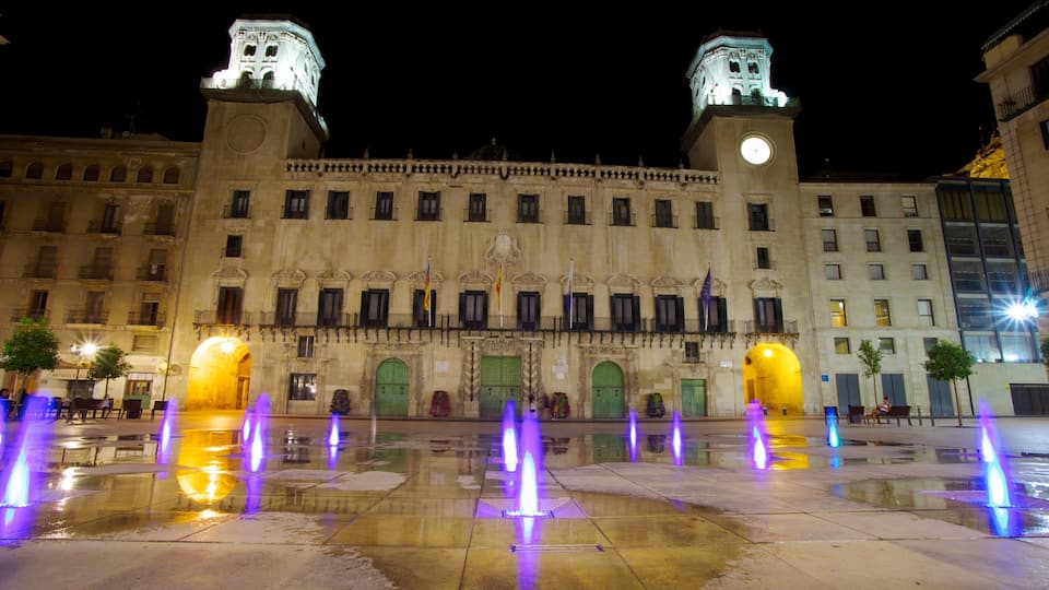 Hôtel de ville d\'Alicante mettant en vedette scènes de nuit, bâtiment public et patrimoine architectural