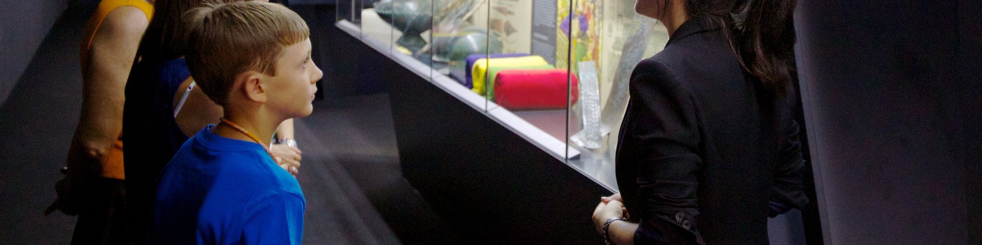 Archäologisches Museum welches beinhaltet Innenansichten sowie kleine Menschengruppe