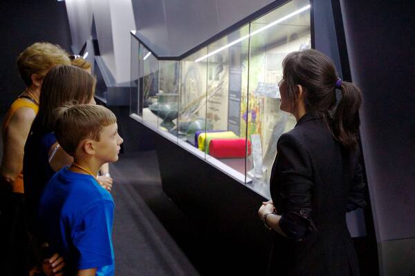 Musée archéologique d\'Alicante qui includes vues intérieures aussi bien que petit groupe de personnes