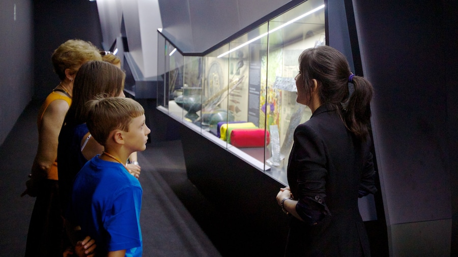Musée archéologique d\'Alicante qui includes vues intérieures aussi bien que petit groupe de personnes