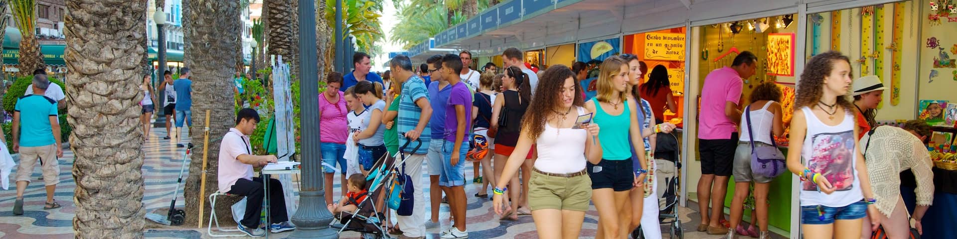 Explanada de Espana showing markets and street scenes as well as a large group of people