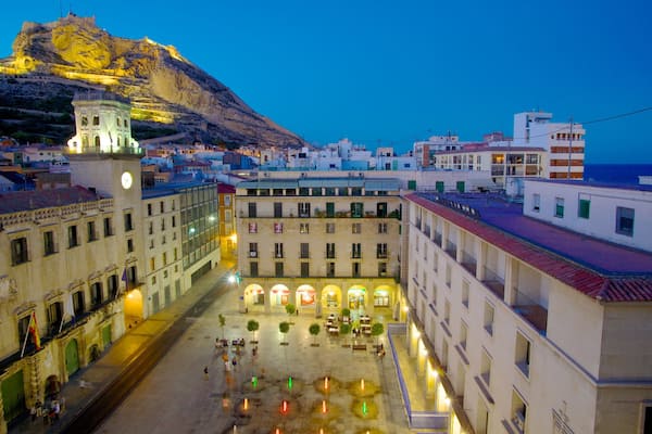HĂŽtel de ville d\'Alicante mettant en vedette square ou place, ville et scĂšnes de nuit