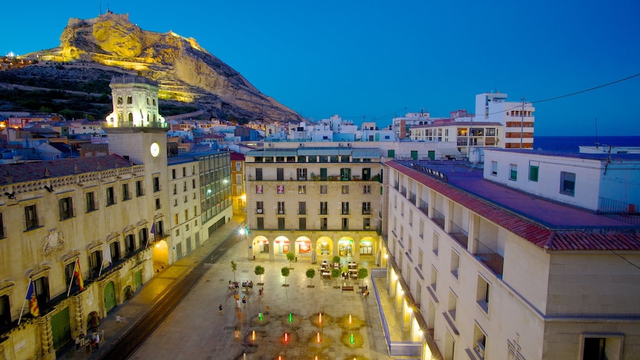 Municipio di Alicante mostrando paesaggio notturno, architettura d\'epoca e piazza