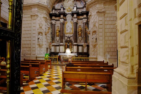 San Nicolas Cathedral showing interior views, a church or cathedral and religious aspects