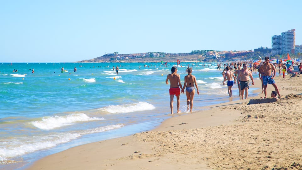 Alicante mettant en vedette plage de sable et baignade aussi bien que important groupe de personnes