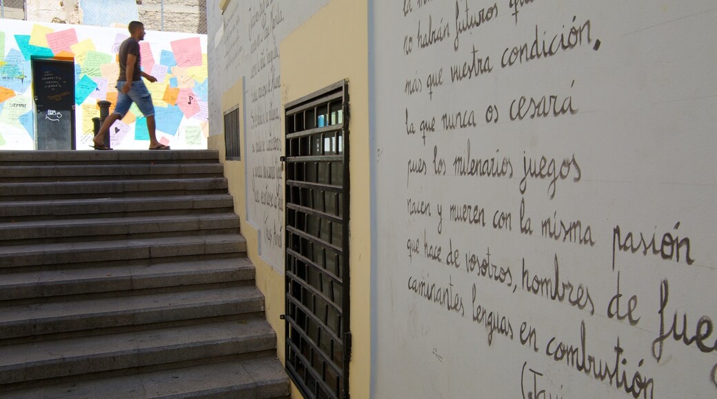 Alicante montrant art en plein air aussi bien que homme
