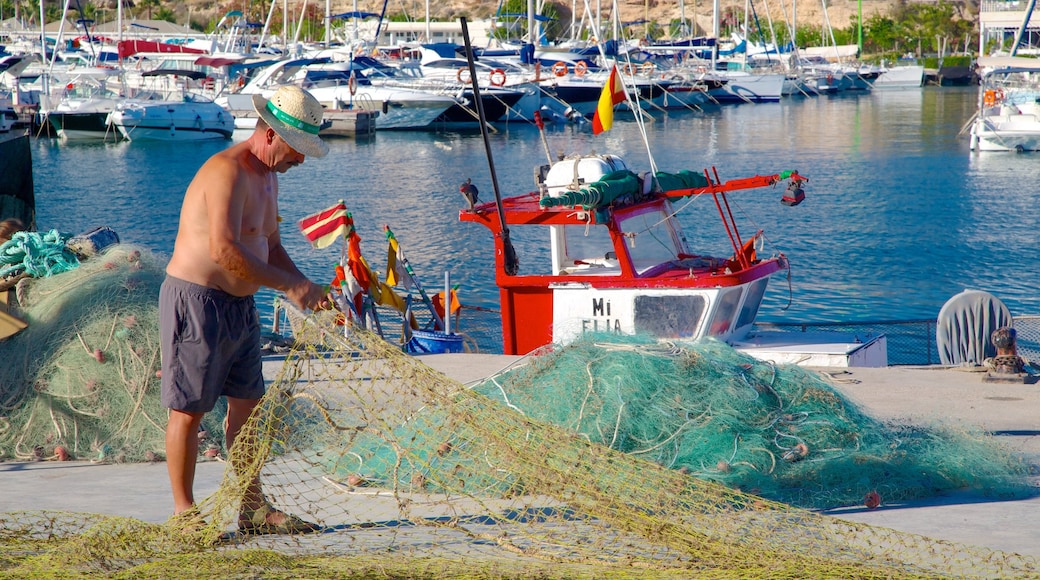 Campello strand som inkluderer marina i tillegg til en mann