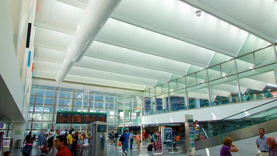 Madrid có tính năng đường sắt, cảnh nội thất và kiến trúc hiện đại