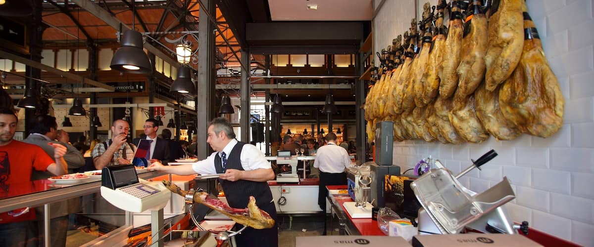 Marché de San Miguel qui includes nourriture, marchés et vues intérieures