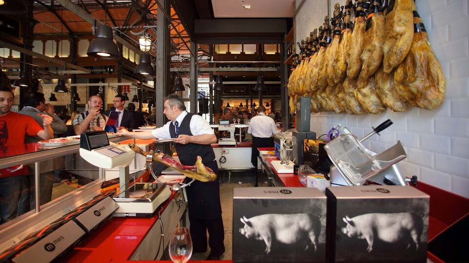 Mercado de San Miguel ofreciendo mercados, vista interna y comida