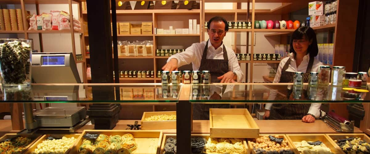 Mercado de San Miguel welches beinhaltet Märkte, Speisen und Innenansichten