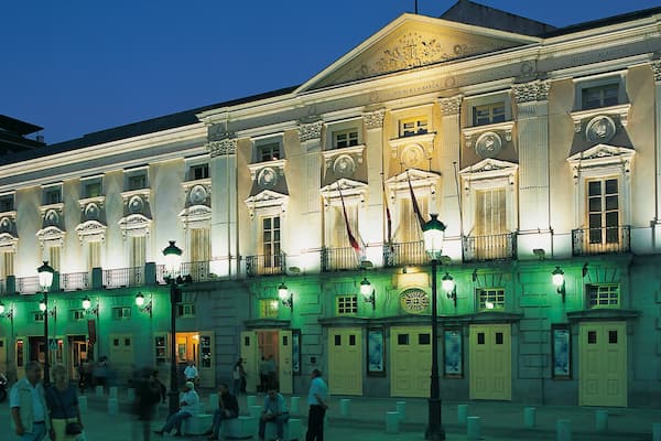 Madrid mettant en vedette scènes de nuit, patrimoine architectural et scènes de théâtre