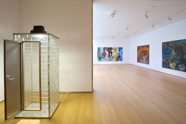 Musée d\'art contemporain d\'Alicante montrant art et vues intérieures