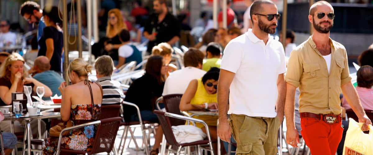 Chueca ofreciendo una ciudad y escenas de café y también un gran grupo de personas