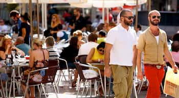 Chueca que incluye una ciudad y café y también un grupo grande de personas