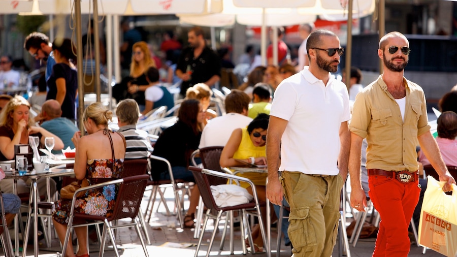 Chueca showing a city and cafe scenes as well as a large group of people