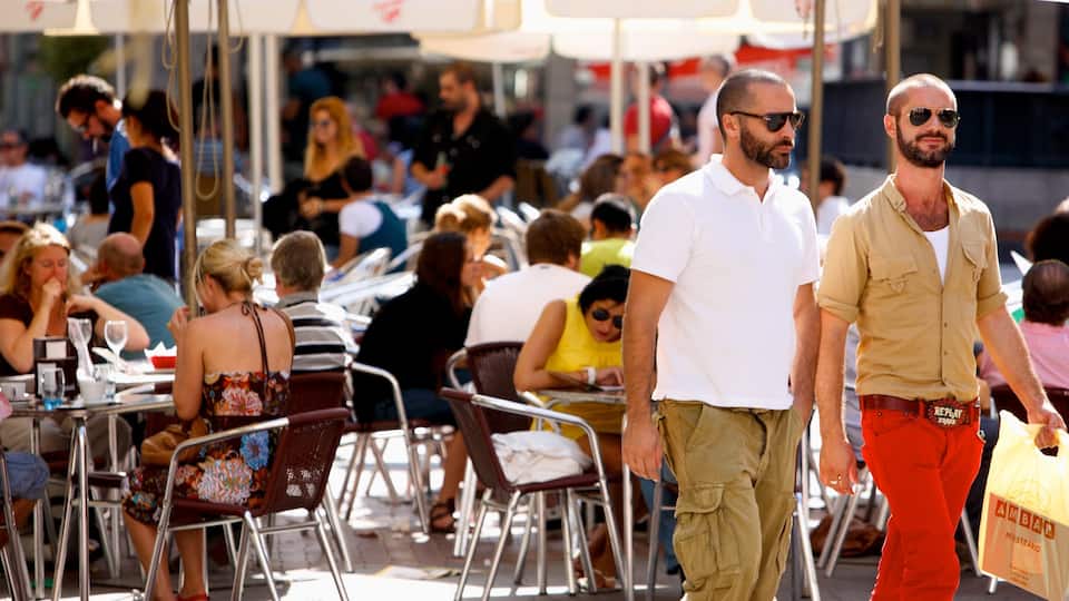 Chueca som visar caféer och en stad sÄvÀl som en stor grupp av mÀnniskor