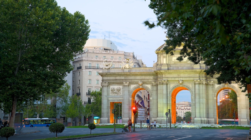 Puerta de Alcalá mostrando escenas urbanas, un monumento y patrimonio de arquitectura