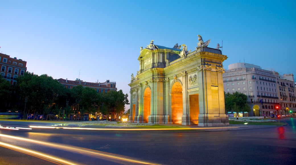 Puerta de Alcalá mit einem Straßenszenen, Stadt und bei Nacht