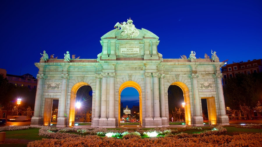Puerta de Alcalá mit einem bei Nacht, Stadt und Monument