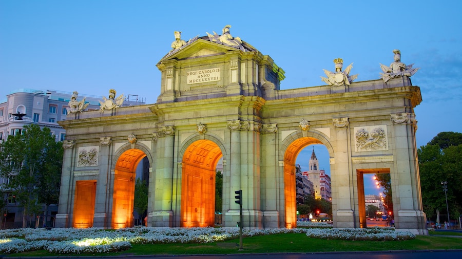 Puerta de AlcalĂĄ mostrando um monumento, arquitetura de patrimĂŽnio e cenas noturnas