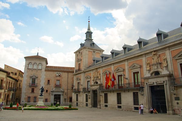 Plaza de la Villa das einen historische Architektur, Platz oder Plaza und Verwaltungsgebäude