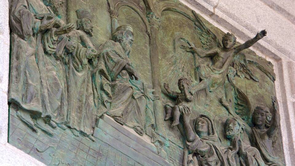 Catedral de la Almudena que incluye elementos religiosos, elementos patrimoniales y arte