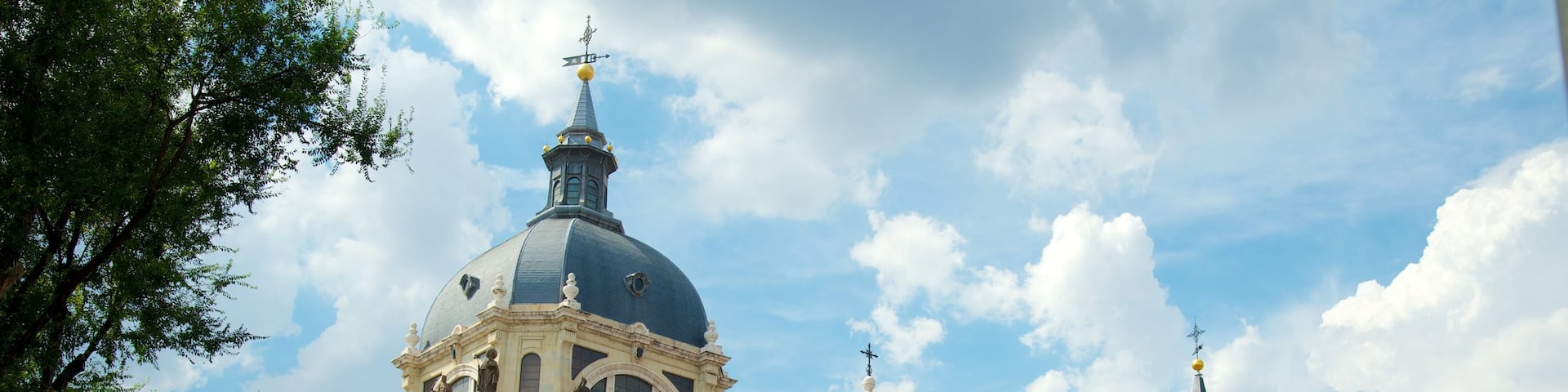 Kathedrale Nuestra Señora de la Almudena welches beinhaltet historische Architektur und Kirche oder Kathedrale