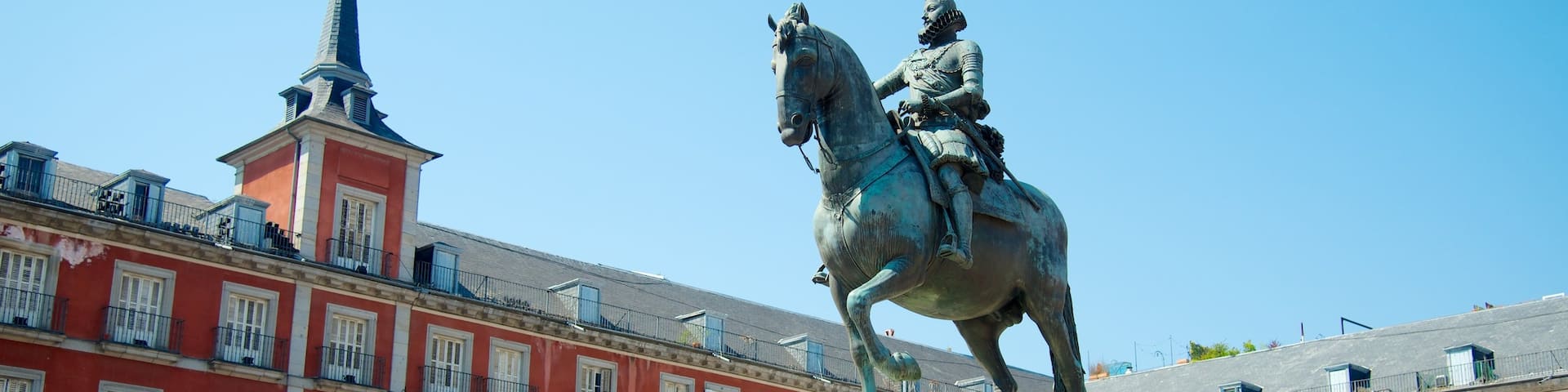 Plaza Mayor showing a square or plaza, a monument and a statue or sculpture