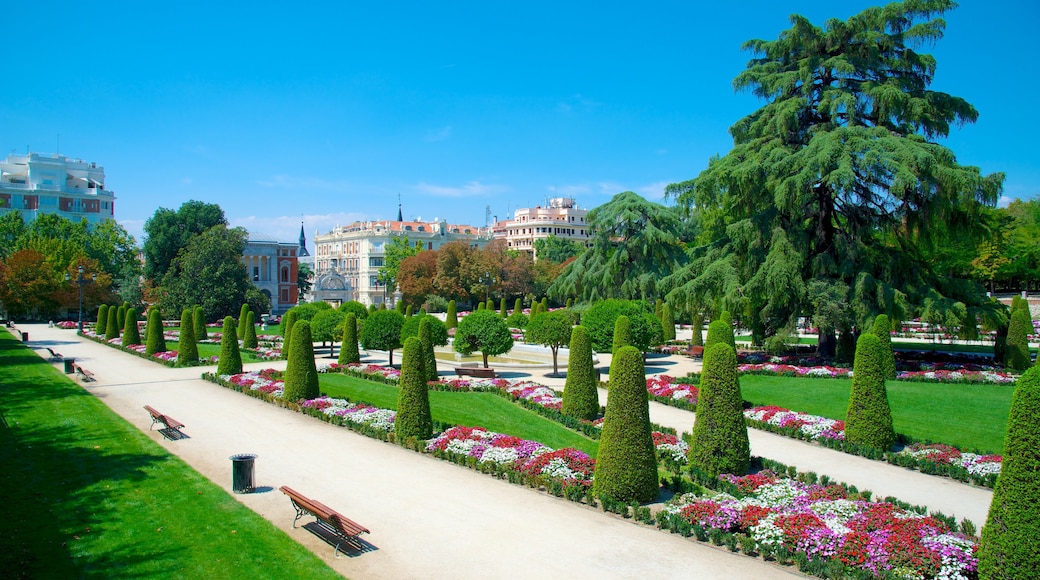 Parque de El Retiro que incluye un jardín y flores