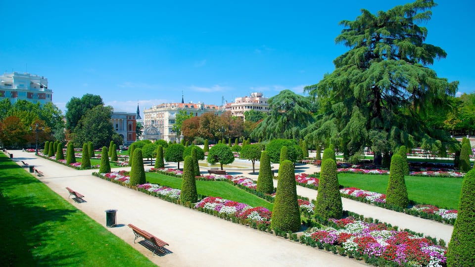 El Retiro Park featuring a garden and flowers