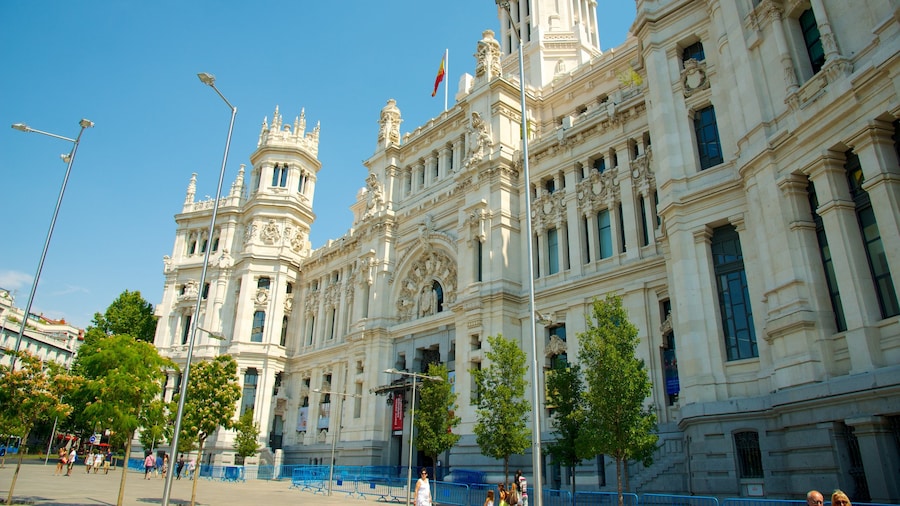 Ayuntamiento que incluye arquitectura patrimonial y un edificio administrativo