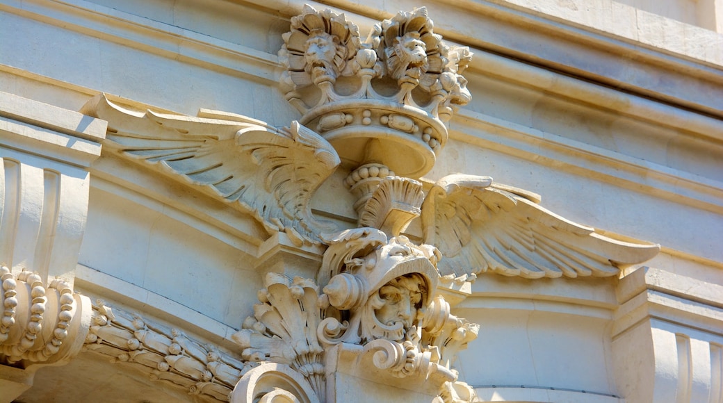 Casa del Ayuntamiento toont een overheidsgebouw en historische architectuur