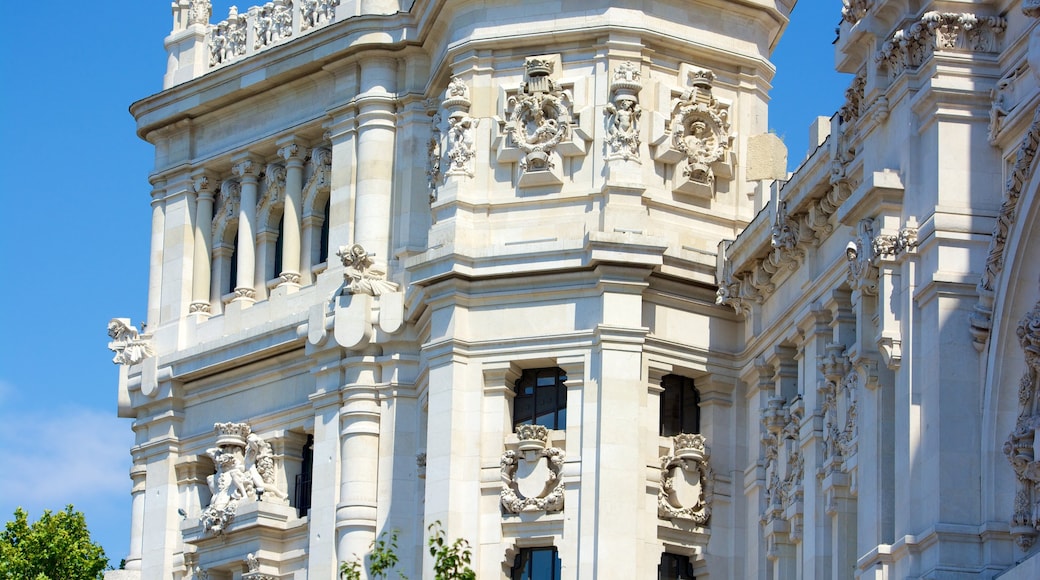 Ayuntamiento mostrando patrimonio de arquitectura y un edificio administrativo