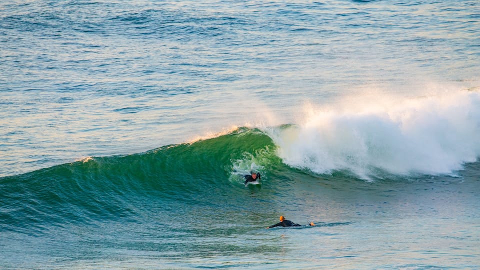 Bar Beach showing surfing, surf and general coastal views